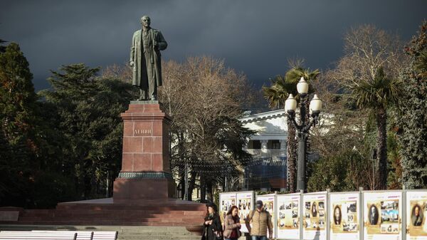 Памятник В. И. Ленину недалеко от набережной в Ялте