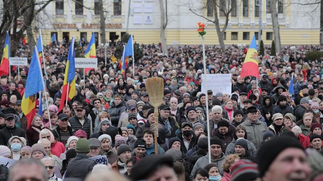 Участники антиправительственного митинга сторонников оппозиционной партии Шор в Кишеневе