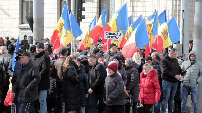 Участники антиправительственного митинга сторонников оппозиционной партии Шор в Кишеневе