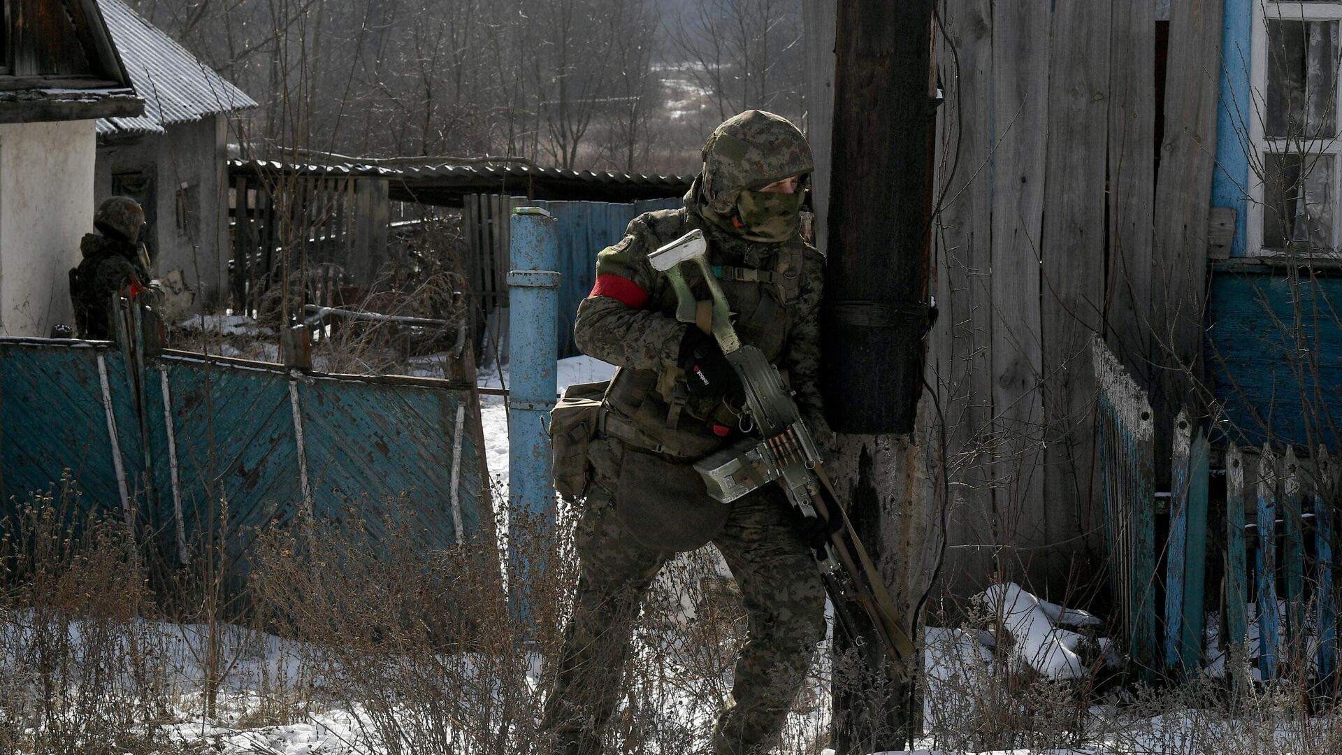 An employee of the Russian Guard during the operation to detect caches - RIA Novosti, 1920, 03/02/2023