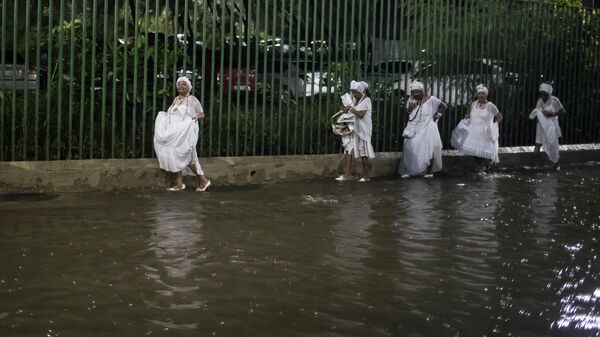 Залитая дождем улица во время карнавала в Бразилии
