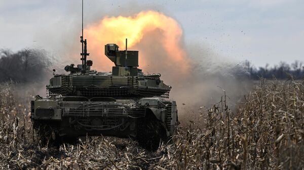 Танк Т-90М Прорыв ведет стрельбу по позициям ВСУ в зоне проведения спецоперации