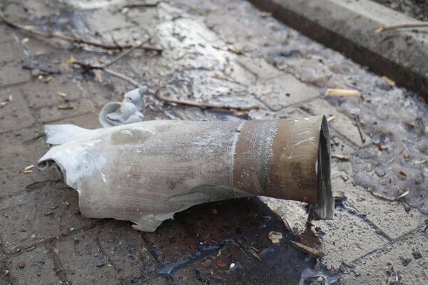 Фрагмент снаряда на тротуаре в центре Донецка после обстрела со стороны ВСУ
