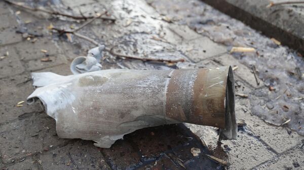 Фрагмент снаряда на тротуаре в центре Донецка после обстрела со стороны ВСУ
