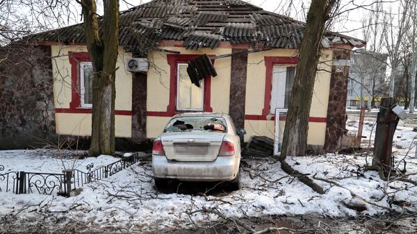 Дом и легковой автомобиль, поврежденные в результате обстрела со стороны ВСУ