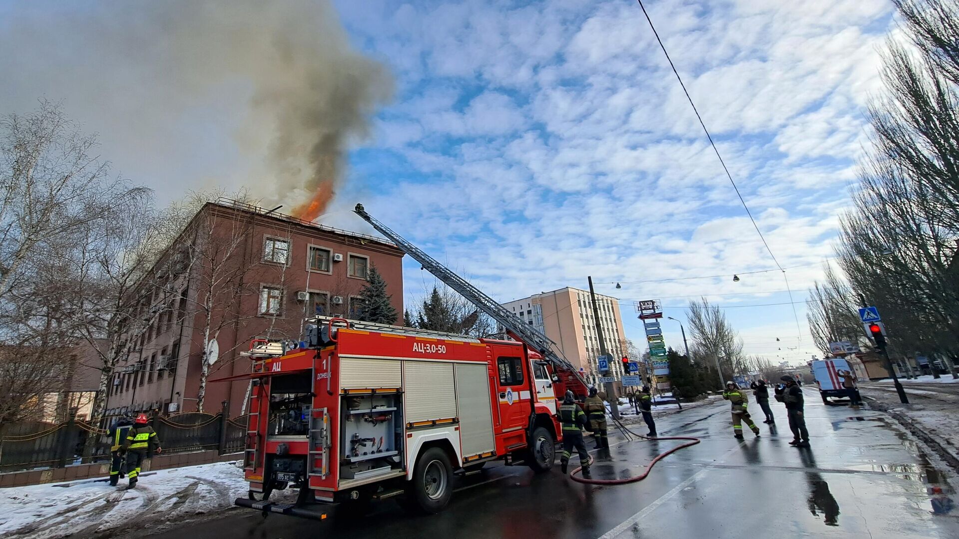 Сотрудники противопожарной службы тушат пожар, возникший в результате обстрела со стороны ВСУ - РИА Новости, 1920, 13.03.2023