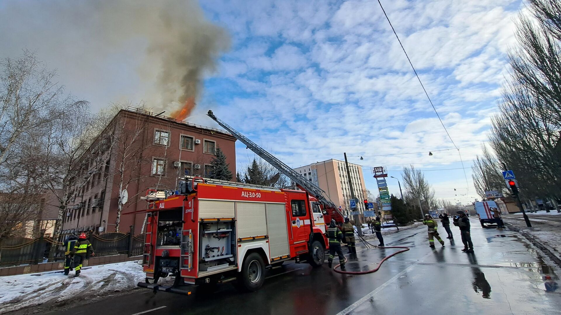 Сотрудники противопожарной службы тушат пожар, возникший в результате обстрела со стороны ВСУ - РИА Новости, 1920, 13.03.2023