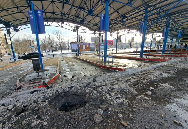 Воронка от взрыва на территории автостанции в Донецке