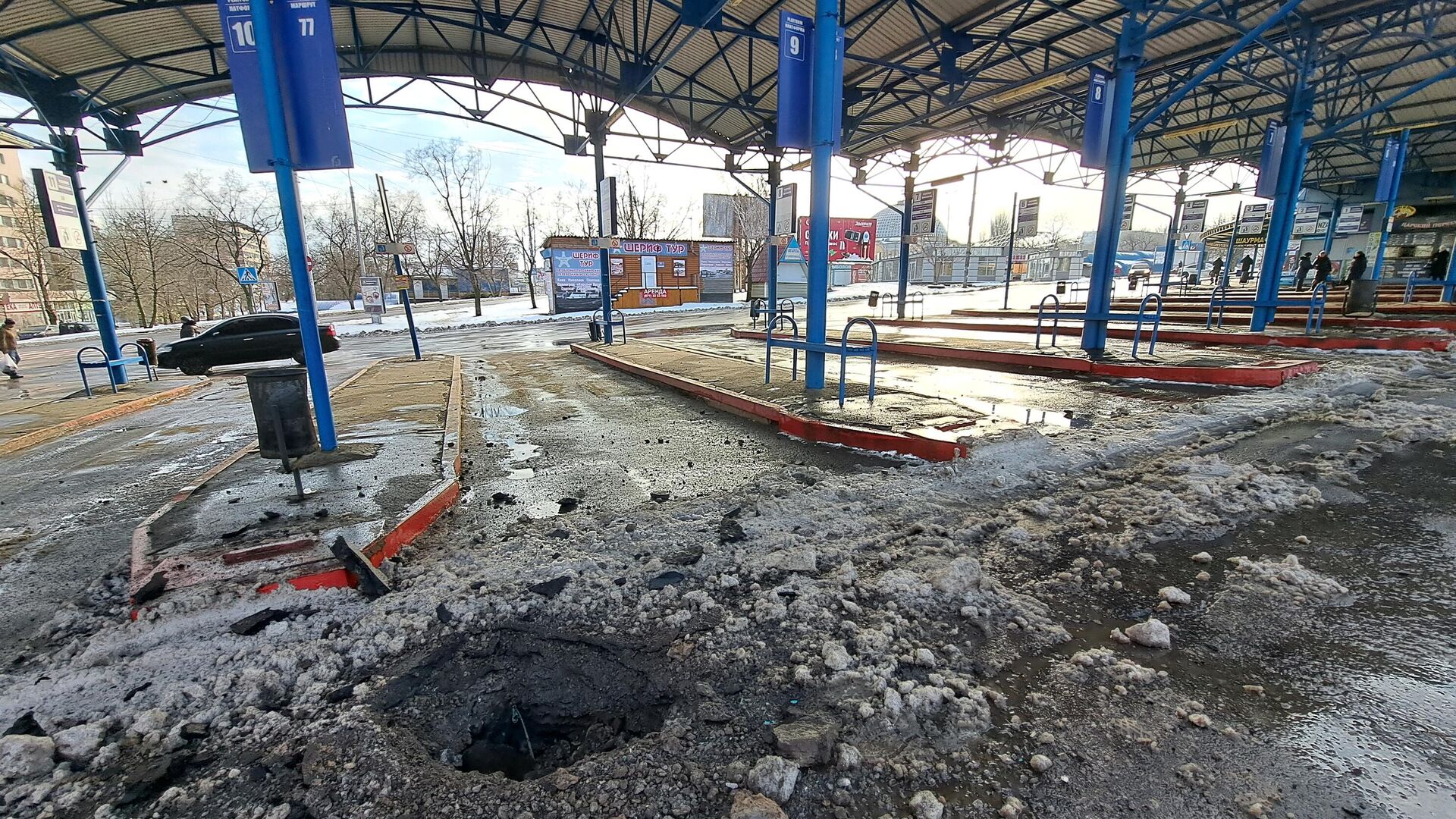Воронка от взрыва на территории автостанции в Донецке - РИА Новости, 1920, 20.02.2023