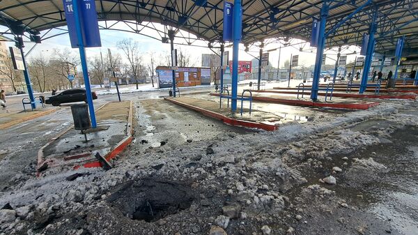 Воронка от взрыва на территории автостанции в Донецке