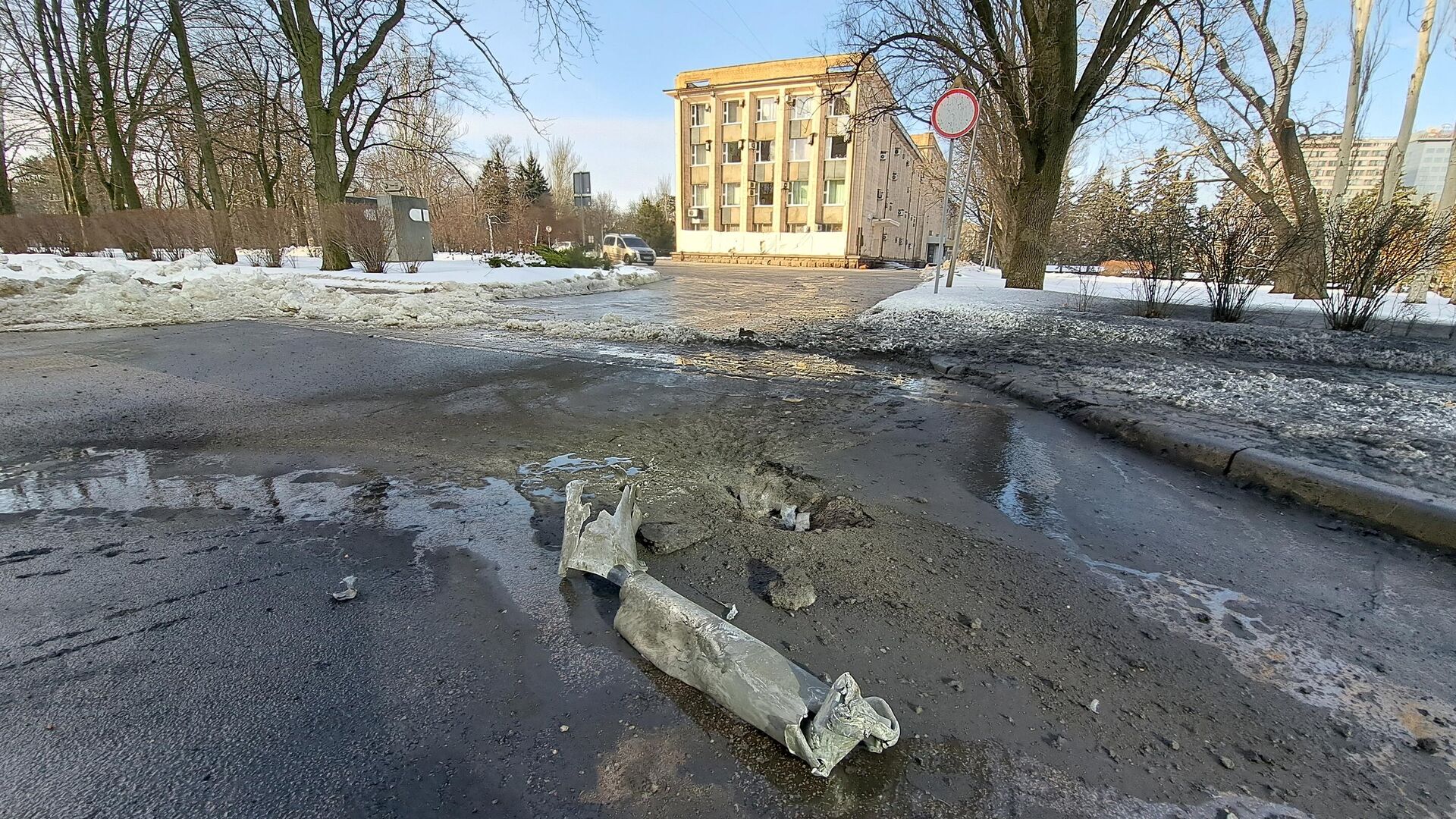 Фрагмент снаряда на тротуаре в центре Донецка после обстрела со стороны ВСУ - РИА Новости, 1920, 06.03.2023