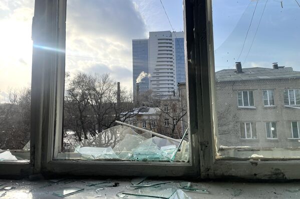 Окна в помещении общежития Донецкого национального университета, разбитые в результате обстрела со стороны ВСУ 