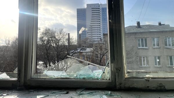 Окна в помещении общежития Донецкого национального университета, разбитые в результате обстрела со стороны ВСУ 