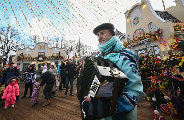 Народные гуляния на фестивале Московская Масленица в Центральном парке культуры и отдыха имени Горького в Москве