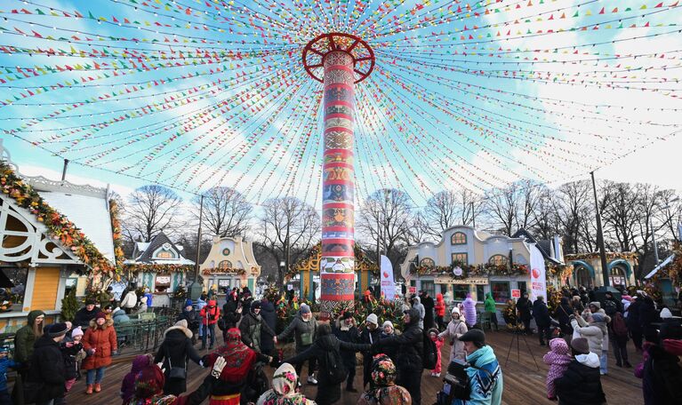 Народные гуляния на фестивале Московская Масленица в Центральном парке культуры и отдыха имени Горького в Москве