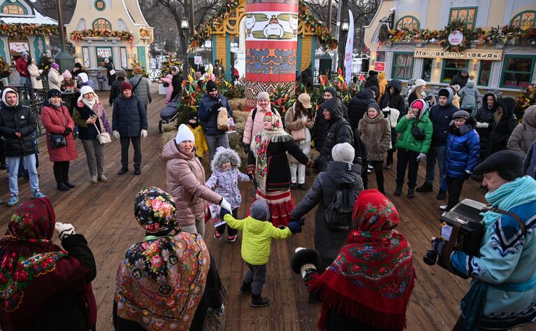 Народные гуляния на фестивале Московская Масленицав Центральном парке культуры и отдыха имени Горького в Москве