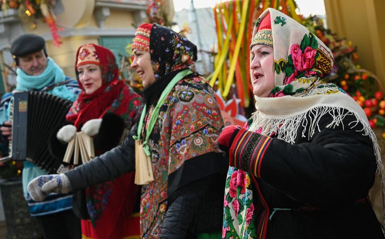 Участницы фестиваля Московская Масленица в Центральном парке культуры и отдыха имени Горького в Москве