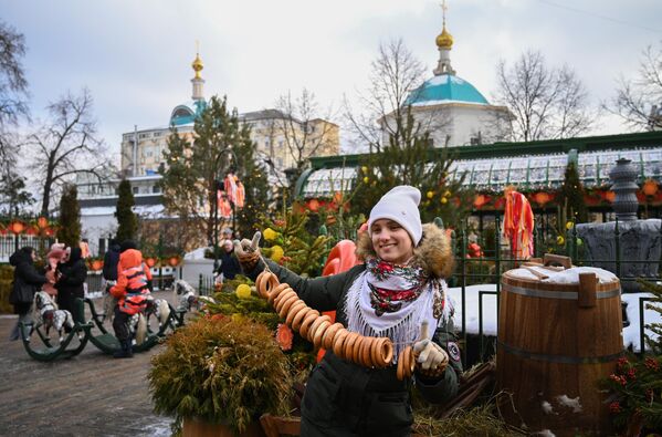 Девушка на фестивале Московская Масленица на Тверской площади в Москве