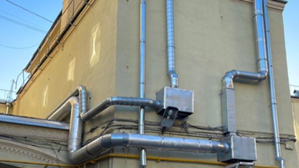 Самовольно установленное вентиляционное оборудование на фасаде дома в Басманном районе Москвы