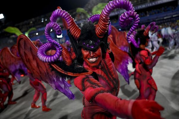 Участники карнавала в Рио-де-Жанейро, Бразилия  