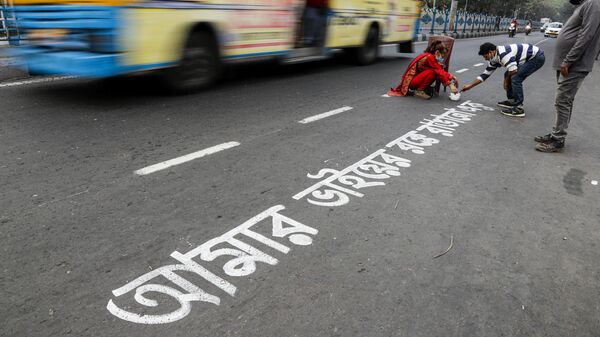 Люди украшают улицу в преддверии Международного дня родного языка в Калькутте