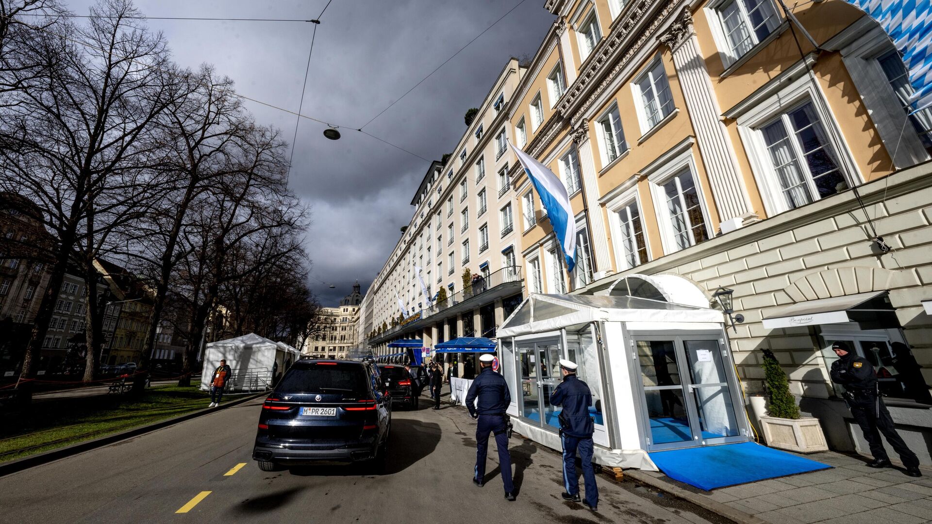 Полиция перед отелем Bayerischer Hof, где проходит Мюнхенская конференция по безопасности - РИА Новости, 1920, 17.02.2024