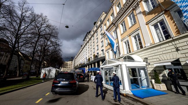 Полиция перед отелем Bayerischer Hof, где проходит Мюнхенская конференция по безопасности