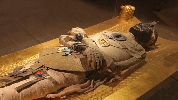 Модель мумии, представленная для туристов в деревне неподалеку от Каира 