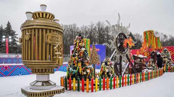 Более 260 праздничных конструкций и свыше 500 тематических плакатов украсили Москву к Масленице