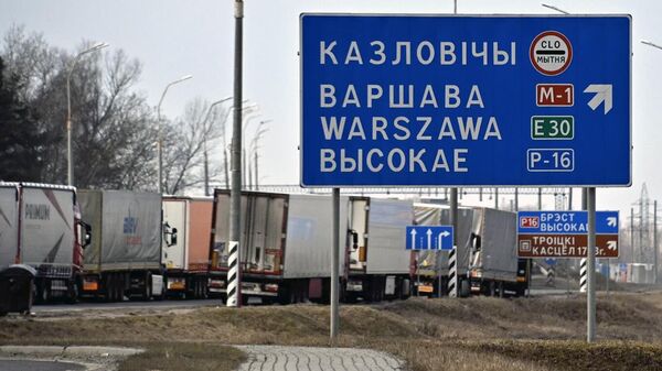 Грузовики на белорусско-польской границе. Архивное фото
