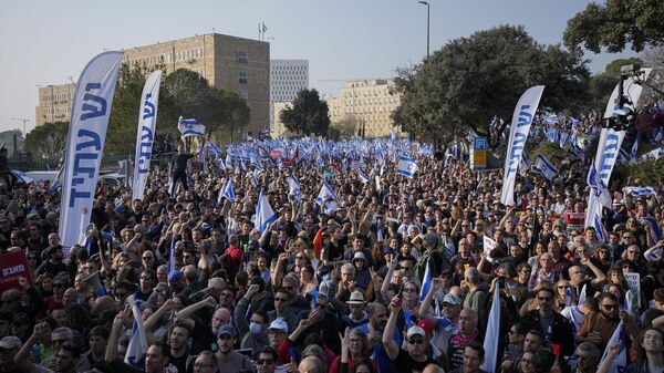 Израильтяне, выступающие против судебной реформы собрались на площади напротив здания Кнессета в Иерусалиме