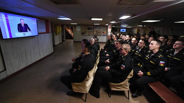 Военные моряки гвардейского ракетного крейсера Варяг смотрят трансляцию ежегодного послания президента РФ Владимира Путина к Федеральному собранию во Владивостоке