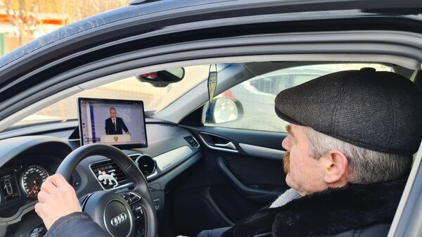 Житель Донецка смотрит трансляцию ежегодного послания президента РФ Владимира Путина Федеральному Собранию