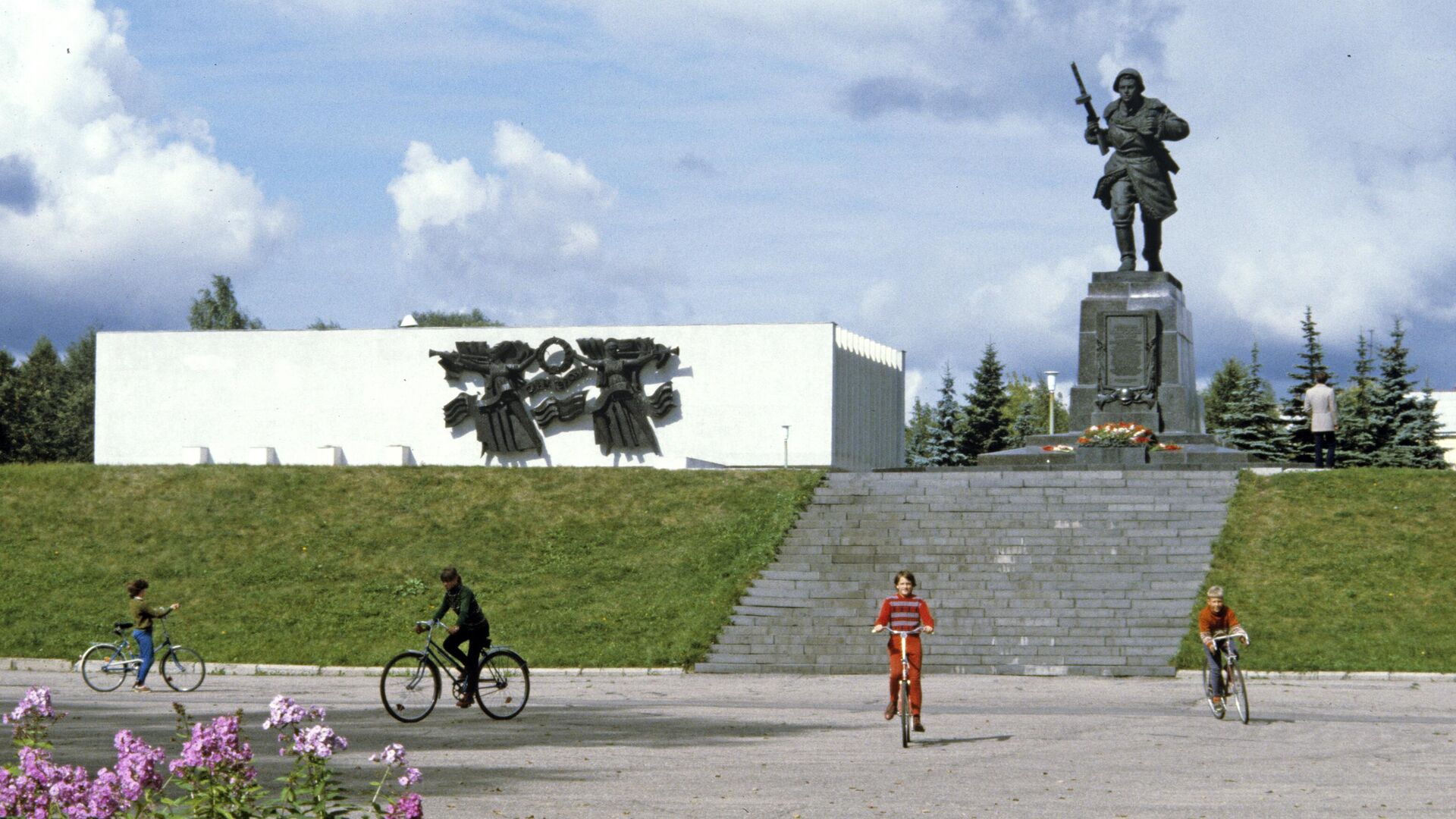 Памятник Герою Советского Союза Александру Матросову - РИА Новости, 1920, 23.02.2023