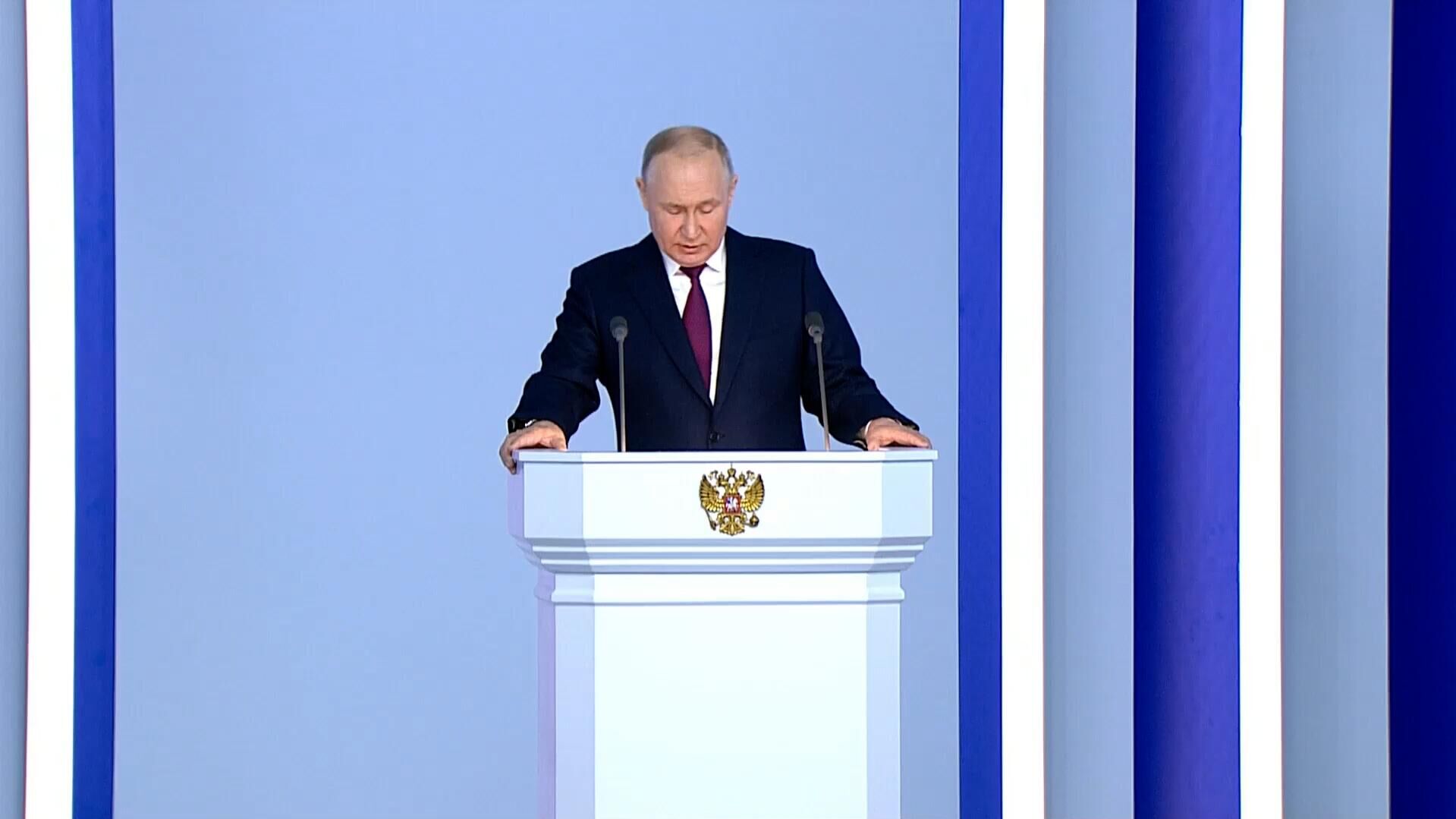Путин: Власти России будут и дальше увеличивать МРОТ - РИА Новости, 1920, 21.02.2023