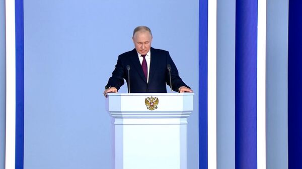 Путин: Власти России будут и дальше увеличивать МРОТ