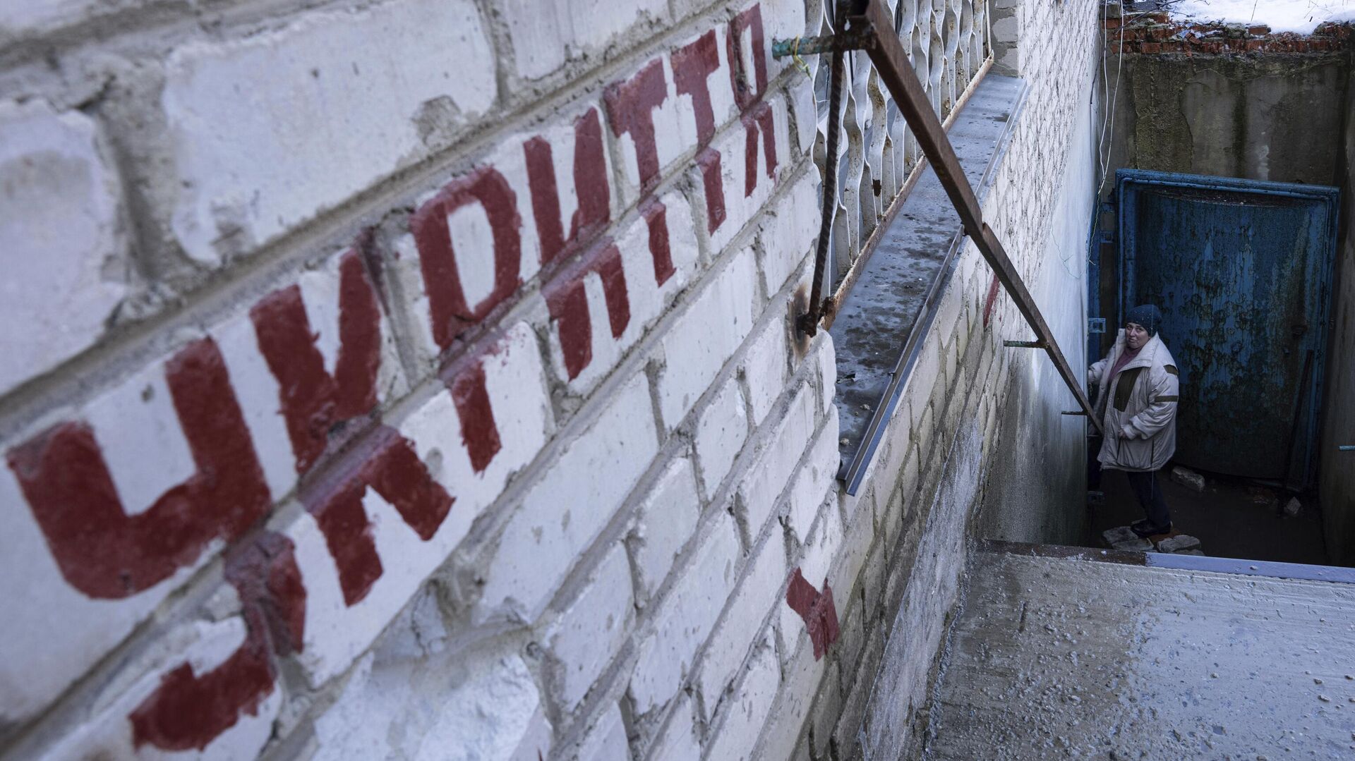 Женщина спускается в бомбоубежище во время воздушной тревоги на Украине  - РИА Новости, 1920, 22.03.2023