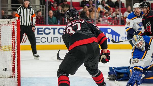 Хоккеист Каролины Харрикейнз Андрей Свечников стал автором гола в матче НХЛ против Сент-Луис Блюз