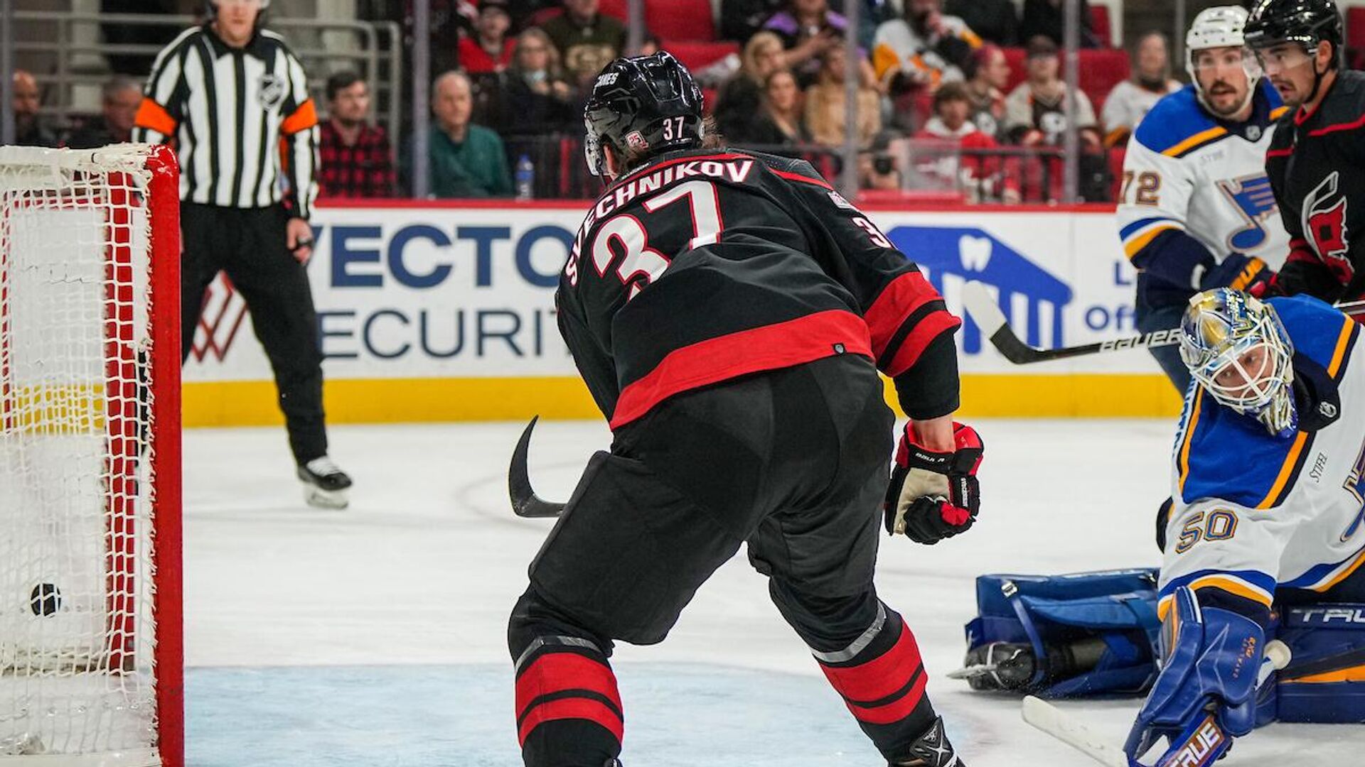 Хоккеист Каролины Харрикейнз Андрей Свечников стал автором гола в матче НХЛ против Сент-Луис Блюз - РИА Новости, 1920, 22.02.2023