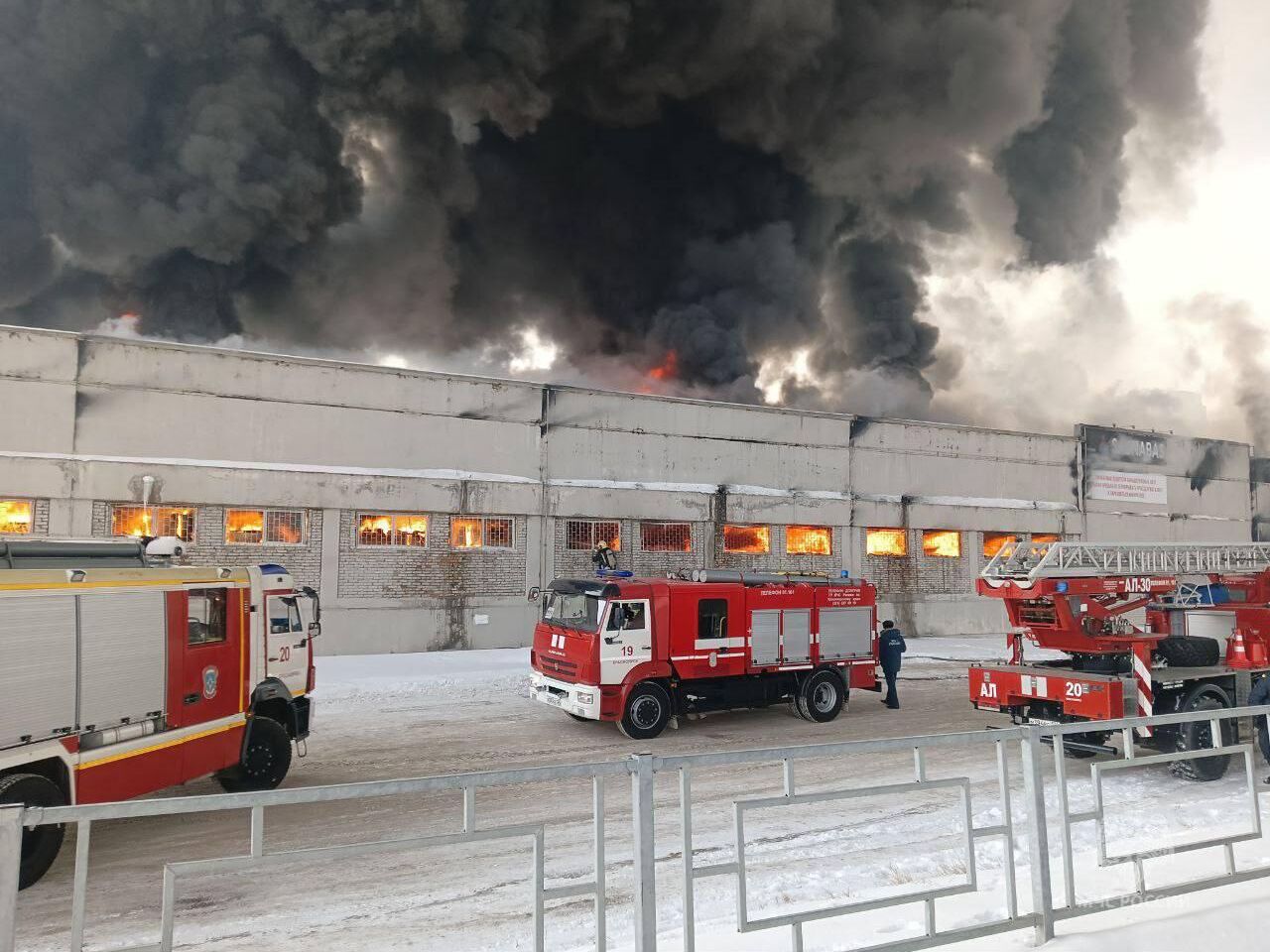 В Красноярске загорелся склад - РИА Новости, 22.02.2023