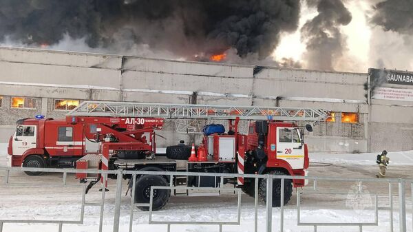 Сотрудники МЧС во время ликвидации пожара в Красноярске