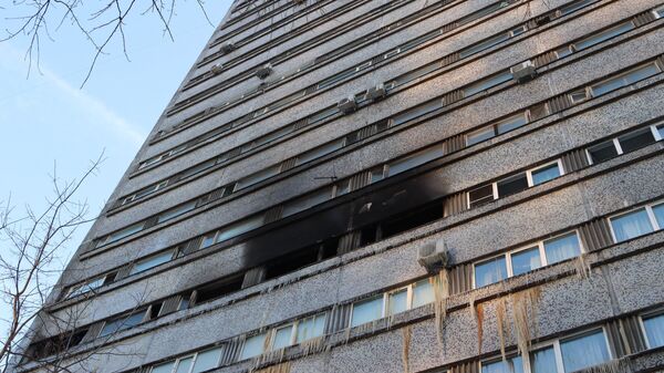 Последствия пожара на пятом этаже общежития на улице Международная в Москве