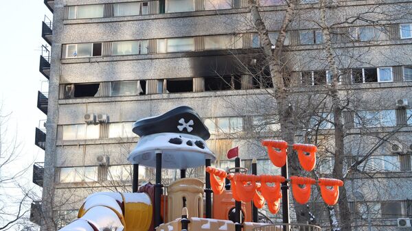 Последствия пожара на пятом этаже общежития на улице Международная в Москве