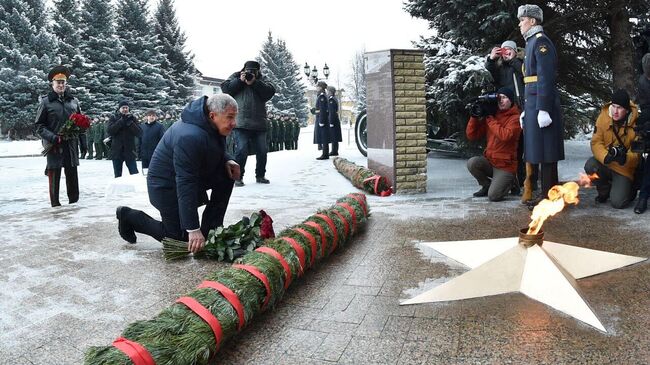 Глава Татарстана Рустам Минниханов на церемонии открытия бюстов Героев России, выпускников Казанского высшего танкового командного ордена Жукова Краснознаменного училища