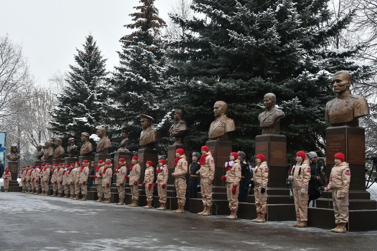 Глава Татарстана Рустам Минниханов на церемонии открытия бюстов Героев России, выпускников Казанского высшего танкового командного ордена Жукова Краснознаменного училища - РИА Новости, 1920, 22.02.2023