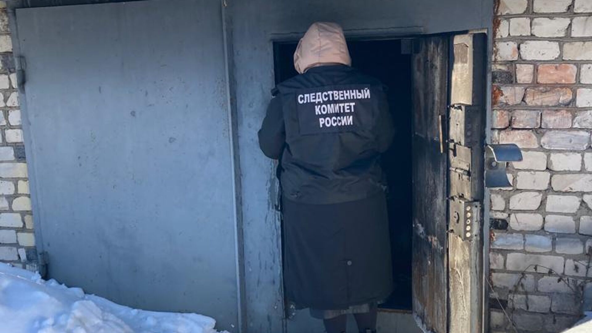 Сотрудник СК на месте пожара в одном из боксов гаражного кооператива, расположенного в городе Сегежа - РИА Новости, 1920, 22.02.2023