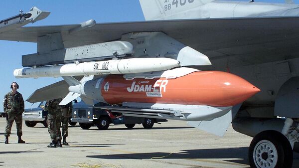 Авиабомба JDAM-ER, установленная на истребителе F-16 Fighting Falcon ВВС США