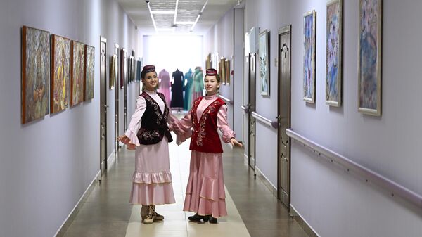 Студентки Казанского техникума народных художественных промыслов в национальных татарских  костюмах 