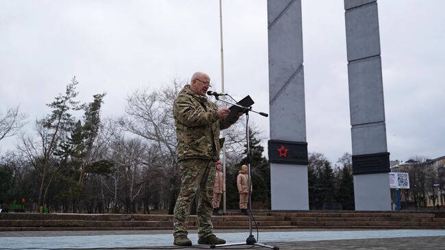 Мэр Мариуполя Олег Моргун выступает во время торжественного возложения цветов к памятнику воинам-освободителям на площади Ленинского комсомола