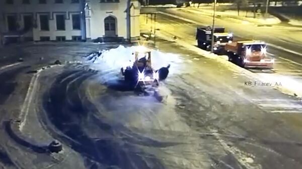 Снегоуборочная машина снесла памятник барону Александру Штиглицу на привокзальный площади города Петергофа. Кадр записи камеры видеонаблюдения